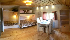 Interiör i nyrenoverad vandrarhemsstuga.